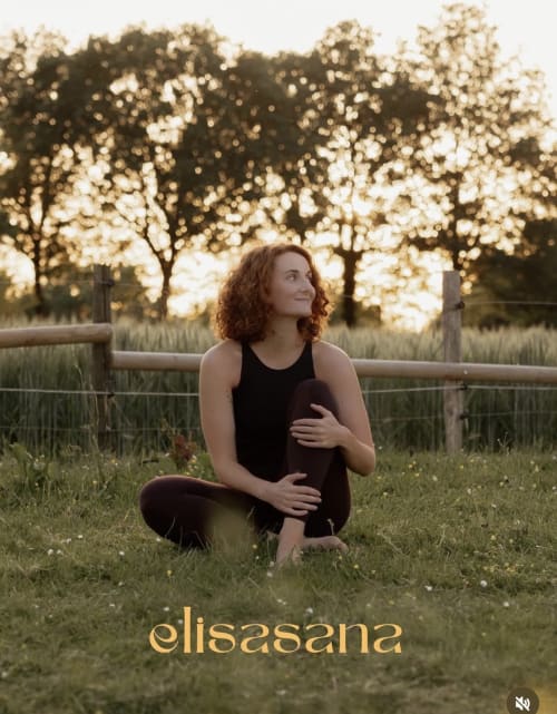 Elisa votre professeur de yoga au Manoir de la Nogrie, France 