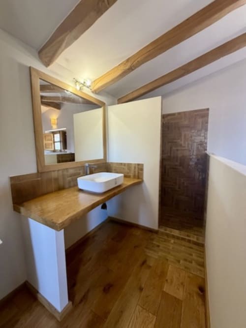 Salle de bain moderne avec poutres en bois et comptoir en pierre à la villa Les Villas d'A Storia à Porto-Vecchio, Corse