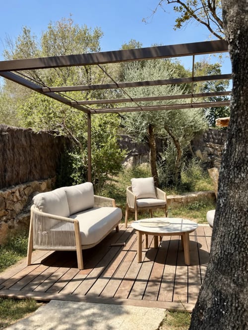 Salon de détente moderne avec pergola aux Villas d'A Storia à Porto-Vecchio, chaises longues et table basse