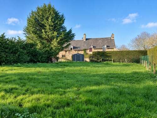Maison en pierre de L'Echappée Baie à Roz-sur-Couesnon entourée de prairies verdoyantes et d'arbres