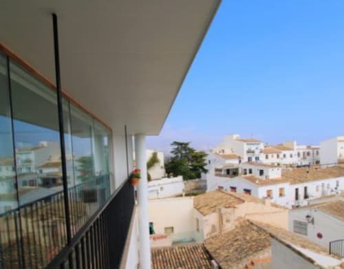 Vista desde el balcón del Hostal Fornet Altea sobre el pueblo blanco mediterráneo con tejados de barro