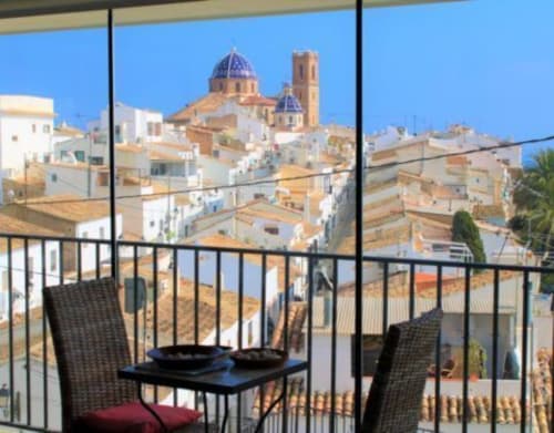 Vista desde el balcón de los edificios encalados de Altea y la iglesia de cúpula azul desde Hostal Fornet Altea