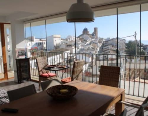 Comedor del Hostal Fornet Altea con vistas panorámicas del pueblo blanco histórico y la costa mediterránea
