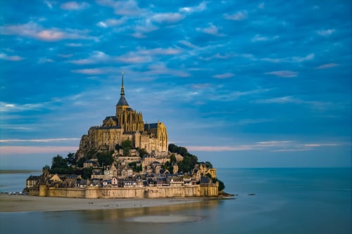 Le château de Mont-Saint-Michel sur l'île tidale près de L'Échappée Baie en Normandie, France