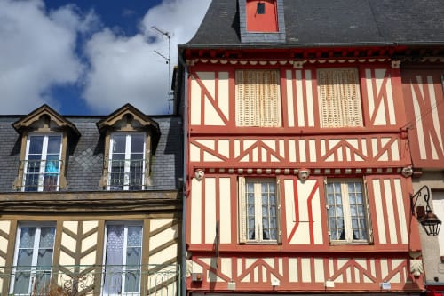 Maisons à colombages historiques de la chambre d'hôtes L'Échappée Baie à Roz-sur-Couesnon, façades rouges et crème