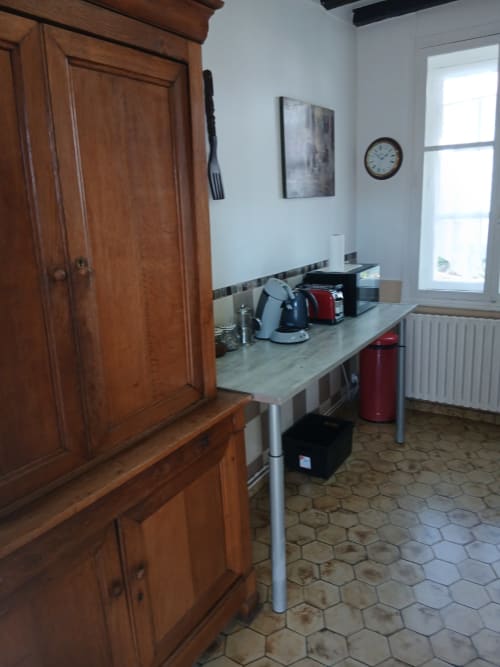 Cuisine du gîte Chez Robins à Trie-Château avec meubles en bois, bureau de travail et appareils modernes