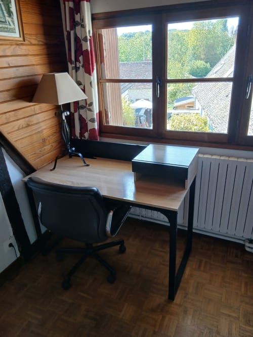 Espace de travail bureau au gîte Chez Robins avec bureau, chaise et vue sur le jardin par de grandes fenêtres à Trie-Château