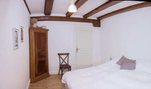 Chambre spacieuse à La Maison du Gardien des Cabanes du Nideck, Oberhaslach, avec poutres en bois, literie blanche