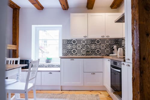Cuisine moderne du gîte La Maison du Gardien aux Cabanes du Nideck, Oberhaslach, avec armoires blanches et motifs