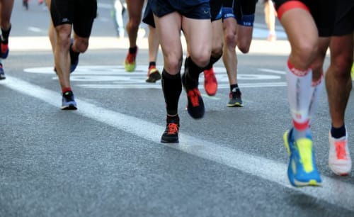 Groupe de coureurs jogging dans une rue à Lyon, France près de l'auberge Yasi Hostel en tenue de sport