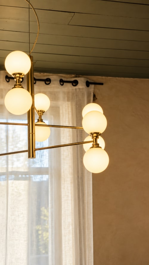Luminaire suspendu en laiton années 1950 aux globes en verre dépoli près d'une fenêtre à La Maison 1903