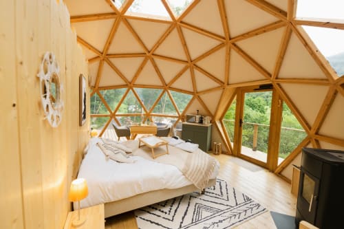 Chambre dôme géodésique aux Cabanes du Nideck avec lit queen-size, intérieur boisé, vue montagne et balcon