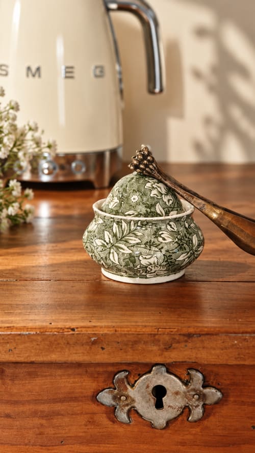 Vase céramique décoratif à motifs floraux sur commode en bois à La Maison 1903, boutique et gîte à Trévou-Tréguignec