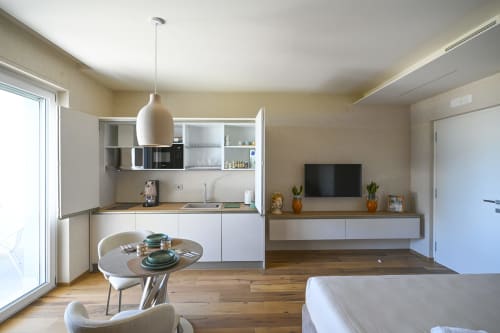 Moderno monolocale presso Vimini Apulian Experience a Bari con angolo cottura, tavolo da pranzo, TV e arredi confortevoli