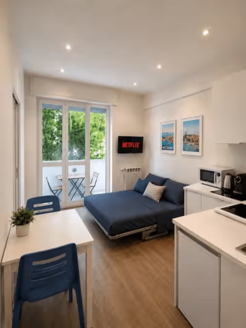 Monolocale moderno a La Superba Stay Genova con letto, angolo cottura, scrivania, vista giardino e TV con Netflix