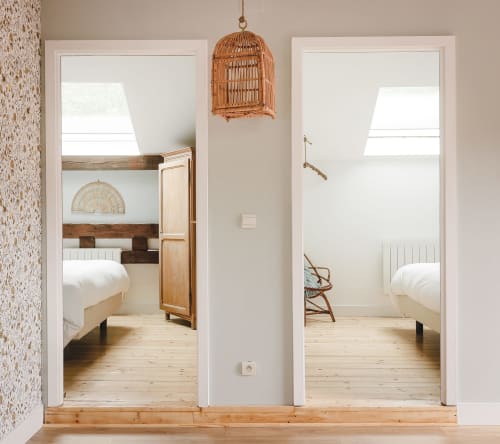 Deux suites lumineuses aux Cabanes du Nideck en Alsace, avec poutres en bois et décor rustique