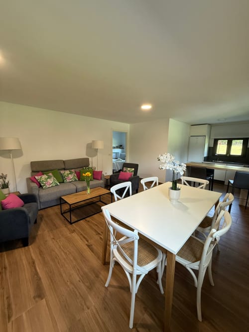 Habitación Os Condes en el hotel Bikarte de Sober con sala de estar y comedor abiertos, mobiliario confortable y televisión