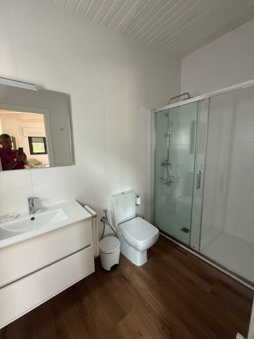 Baño moderno del hotel Bikarte en Sober con tocador blanco, inodoro y ducha tipo walk-in