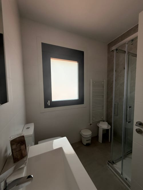 Baño moderno del hotel Bikarte en Sober con ducha, inodoro, lavabo y ventana