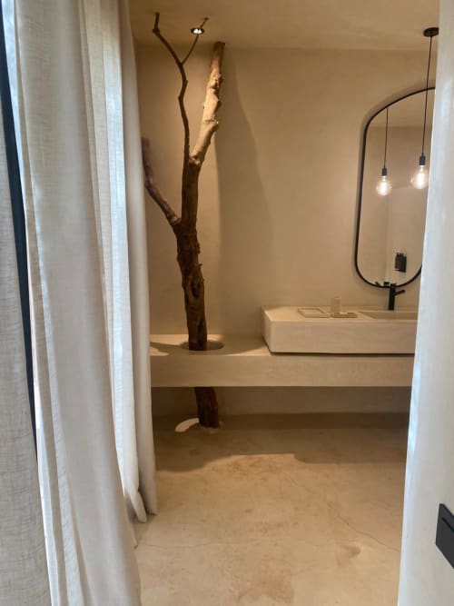 Salle de bain moderne du riad Jardin Sakina à Marrakech avec spacieuse douche italienne, vasque élégante, décoration branche en bois