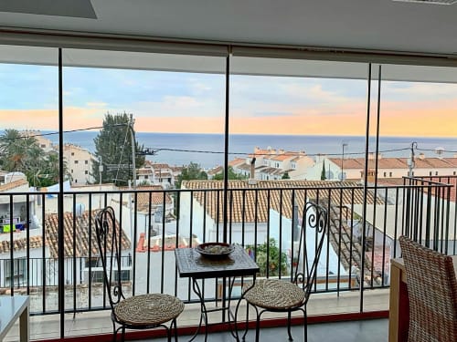 Balcón con vistas al mar en Hostal Fornet Altea, con vistas al Mediterráneo y tejados del pueblo costero al atardecer