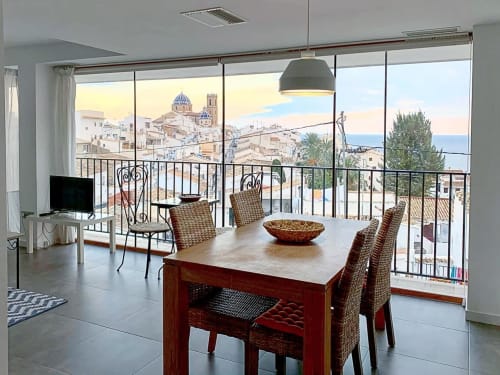 Apartamento luminoso en Altea con vistas al mar, mesa de comedor y paisaje costero mediterráneo visible desde los ventanales