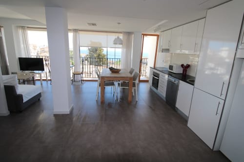 Moderno apartamento con vistas al mar en Hostal Fornet Altea, cocina abierta, comedor y balcón con vistas al Mediterráneo