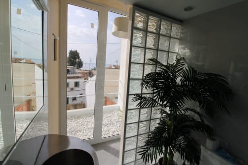 Balcón luminoso con vistas al mar, maceta y vista del pueblo costero en Hostal Fornet Altea