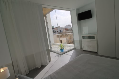 Habitación Deluxe Modern Suite en Hostal Fornet Altea con balcón con vista al mar, TV de pantalla plana y decoración minimalista