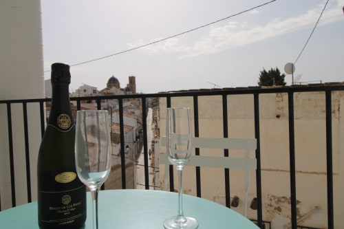 Botella de champagne y copas en el balcón del Hostal Fornet Altea con vistas al mar de la costa mediterránea