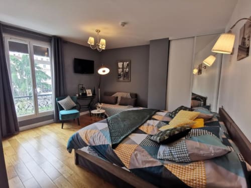 Spacious Deluxe Apartment at Hôtel OH Sèvres Autrement with modern décor, twin beds, and Parisian views