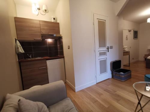 Appartement supérieur à l'Hôtel OH Sèvres avec kitchenette, séjour et parquet à Sèvres