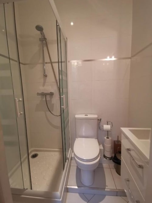 Salle de bain moderne de l'Appartement Supérieur Hôtel OH Sèvres avec douche à l'italienne, toilettes et vasque