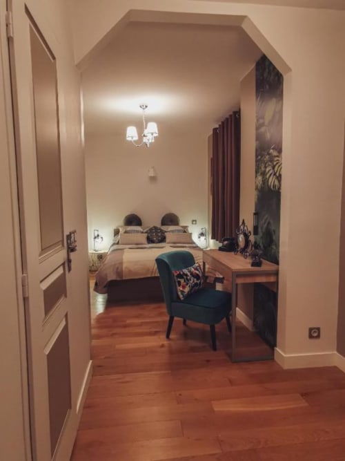 Appartement supérieur à l'Hôtel OH Sèvres avec chambre élégante, parquet et mobilier moderne à Sèvres, France