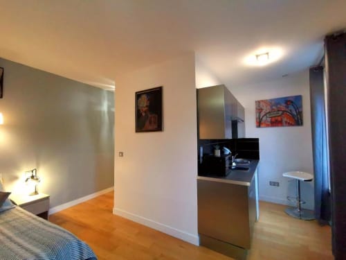 Studio moderne à l'Hôtel OH Sèvres Autrement avec chambre, kitchenette et parquet