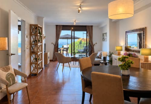 Apartamento Dourada en Baiona con luminosa sala de estar con vistas al mar, mobiliario moderno y acceso a terraza