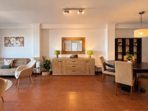Apartamento Holibai A Dourada en Baiona: moderna sala de estar con muebles de madera, asientos confortables y zona de comedor