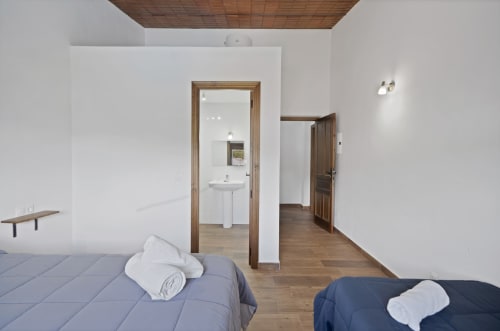 Luminoso dormitorio doble en la casita Laguna Espejo de Holiday Dreams Ronda, con techo de madera y baño privado