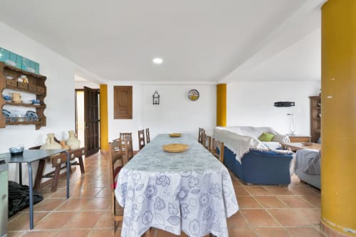 La cabaña Laguna Espejo en Holiday Dreams Ronda cuenta con mesa de comedor, sillas de madera, suelos de barro cocido y decoración rústica