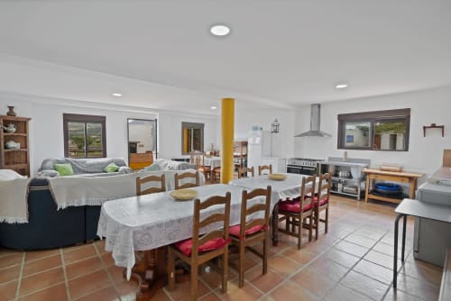 Amplia sala de estar con comedor, cocina y área de descanso en Holiday Dreams Ronda