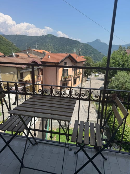 Balcone con vista montagna a THE V Collection a Sormano, Italia con sedute esterne e scenari alpini