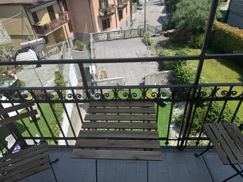Vista dal balcone dell'appartamento Sormano 4 di THE V Collection, che affaccia sulla corte con giardino e architettura storica italiana