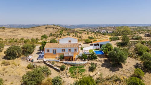 Villa Varandas do Vale em Castro Marim com piscina azul, vistas de montanha e paisagem rural