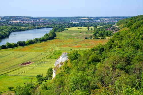 Paysage pittoresque de la vallée près d'Esches, France avec rivière, champs verdoyants et falaises blanches