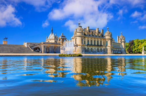 Élégant château de luxe au bord de l'eau à Esches, France - demeure prestigieuse se reflétant dans le lac bleu