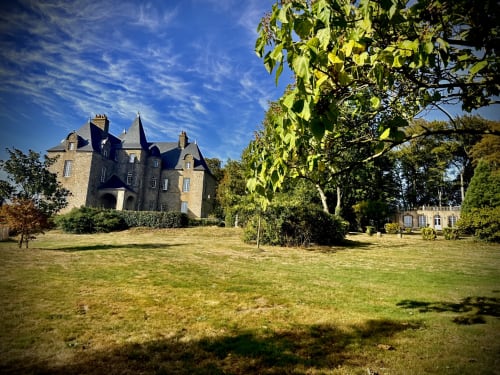 Château de Montbrault à Fleurigné, un château de pierre historique aux tourelles entouré de verdure