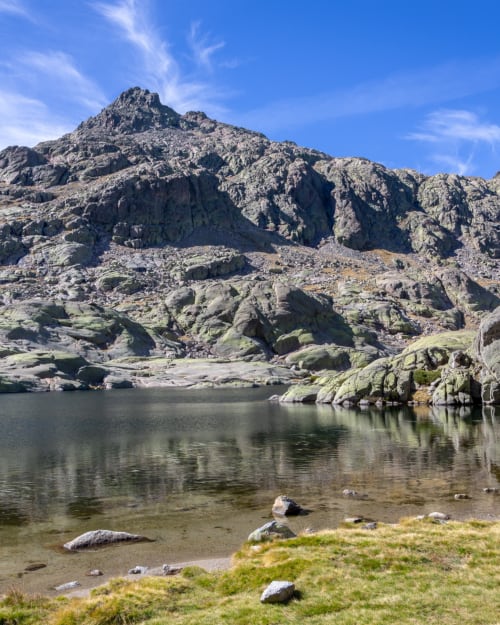 Paisaje rocoso de montaña con lago alpino cerca de Hotel Rural Alto Gredos en Hoyos del Espino, España