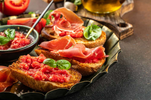 Tabla de bruschetta rústica y jamón curado, entremeses del Hotel Rural Alto Gredos, Hoyos del Espino