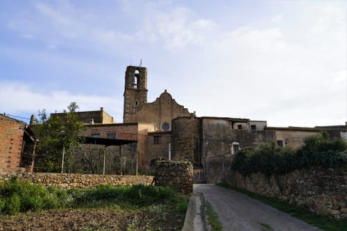 Església històrica de pedra amb campanar a Regencós, Girona, prop d'Apartamentos Rectoria de Regencós