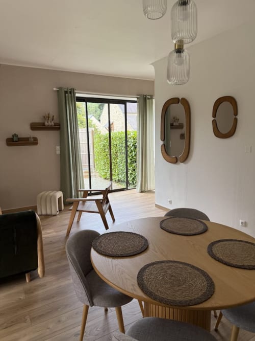 Salle à manger moderne avec table ronde au gîte Le Clos de l'Arguenon, Val-d'Arguenon